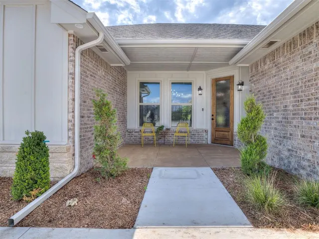 Photo 2 — 10925 Sandstone Ridge Way, Guthrie, OK 73044