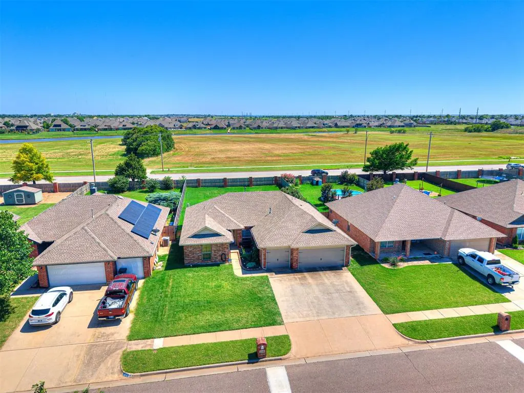 Photo 6 — 1712 SW 33rd Street, Moore, OK 73160