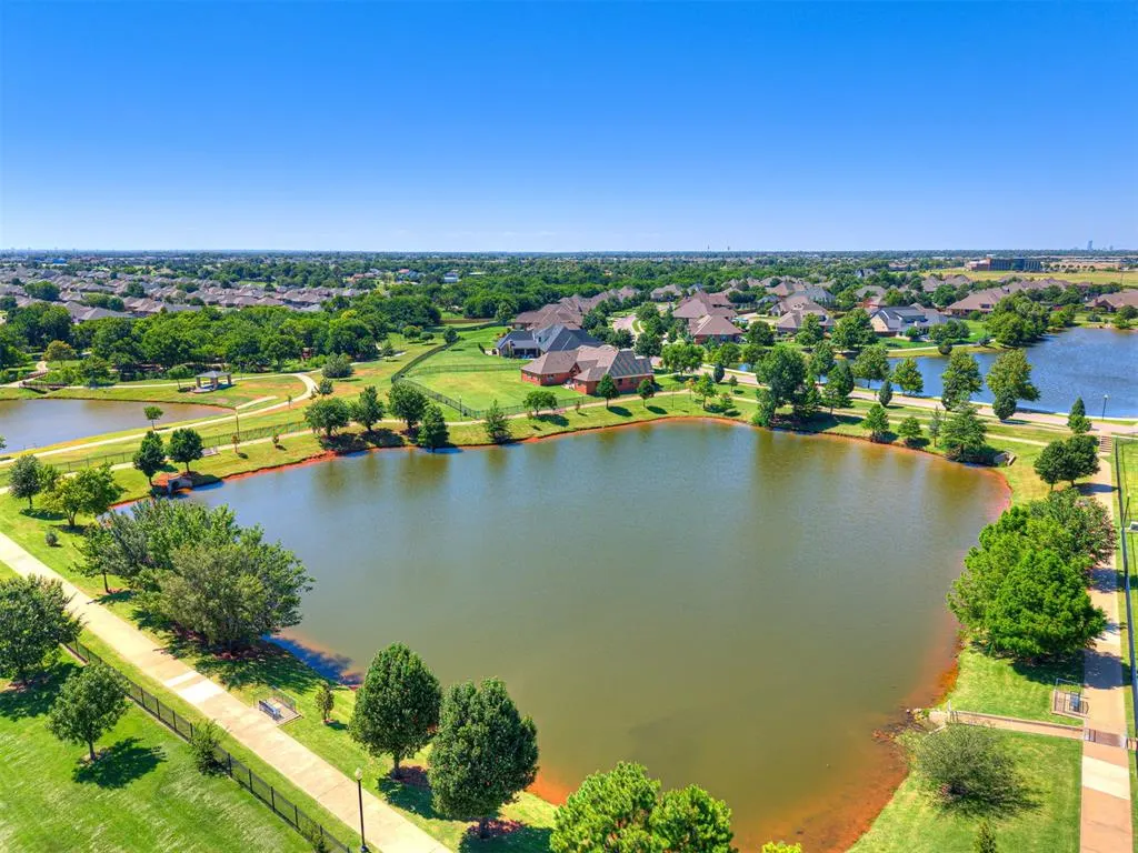 Photo 4 — 1712 SW 33rd Street, Moore, OK 73160