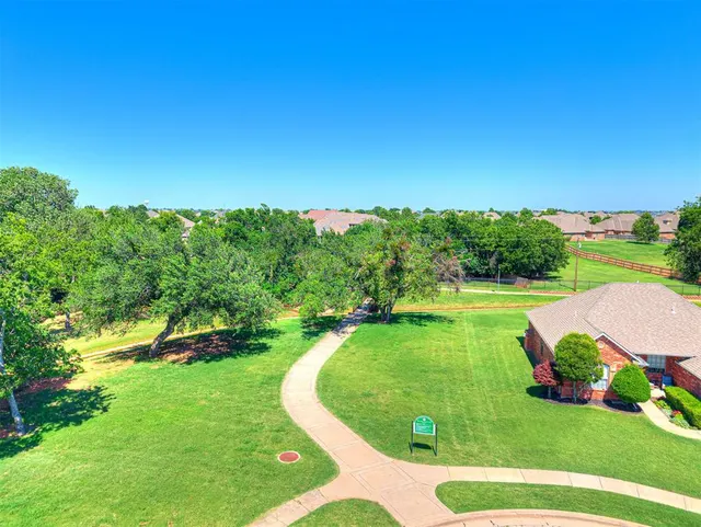 Photo 7 — 1712 SW 33rd Street, Moore, OK 73160