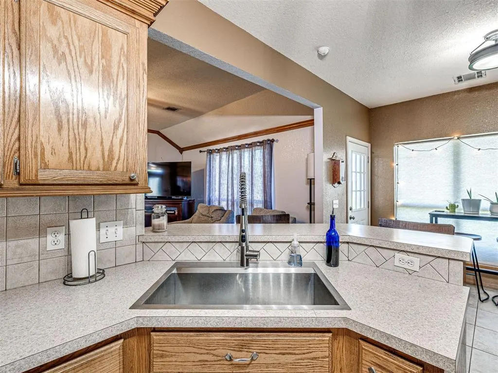 Photo 19 — 1712 SW 33rd Street, Moore, OK 73160