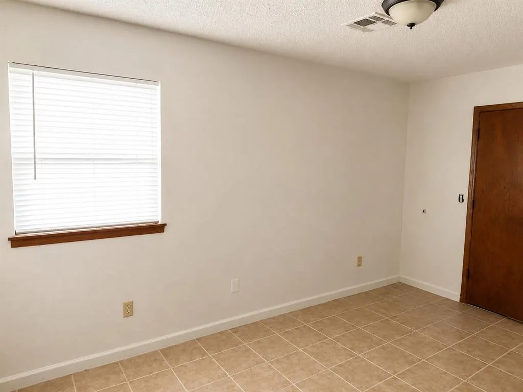 Photo 4 — 828 NW 113th Street, Oklahoma City, OK 73114