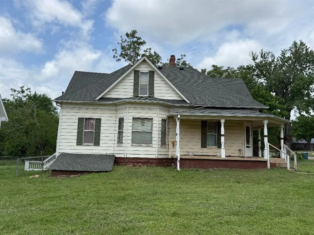 Photo 2 — 523 Bennett Boulevard, Chandler, OK 74834
