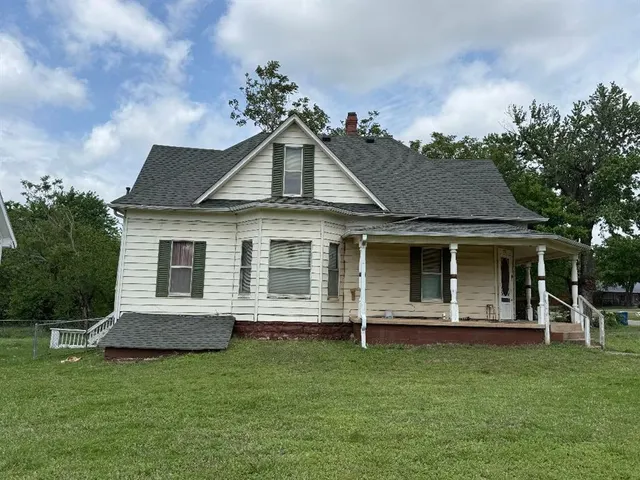 Photo 2 — 523 Bennett Boulevard, Chandler, OK 74834