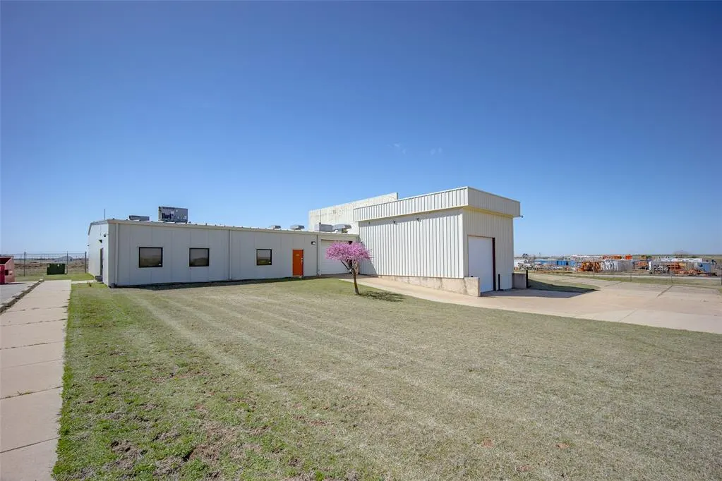 Front exterior — 425 W Airport Road, Hinton, OK 73047