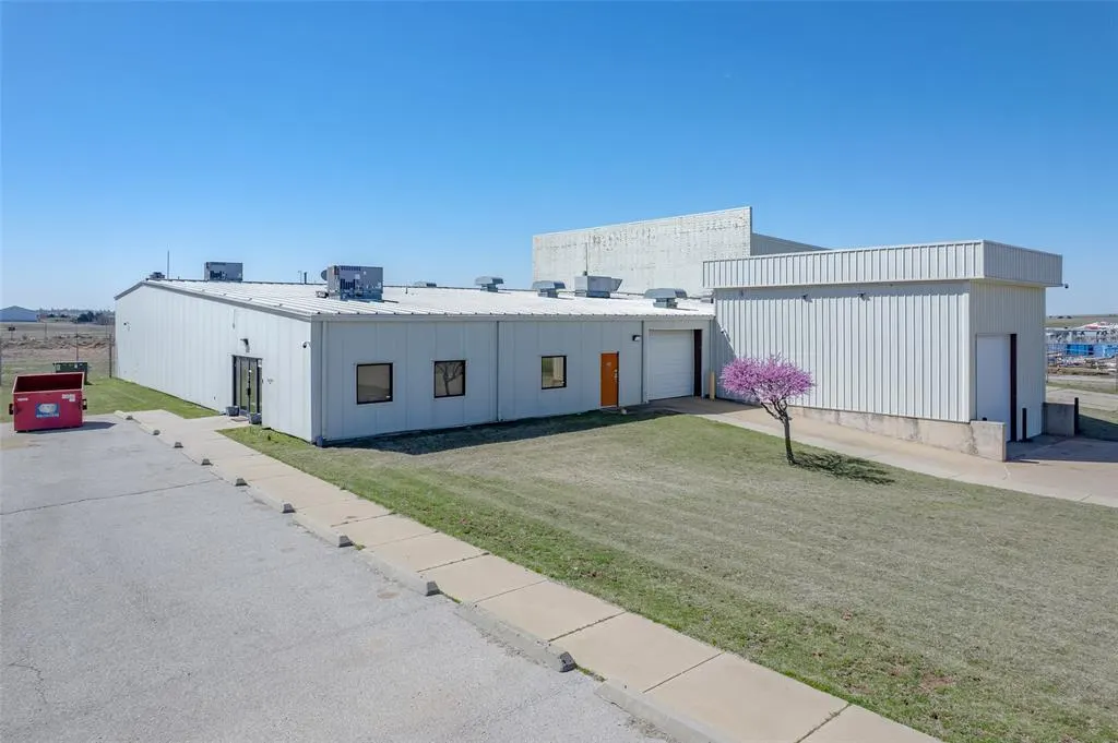 Photo 2 — 425 W Airport Road, Hinton, OK 73047