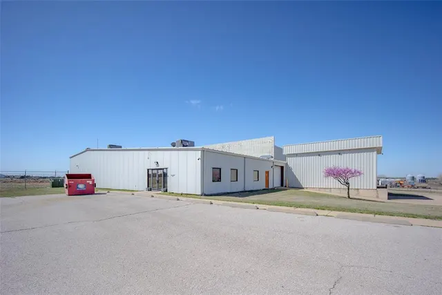 Photo 4 — 425 W Airport Road, Hinton, OK 73047