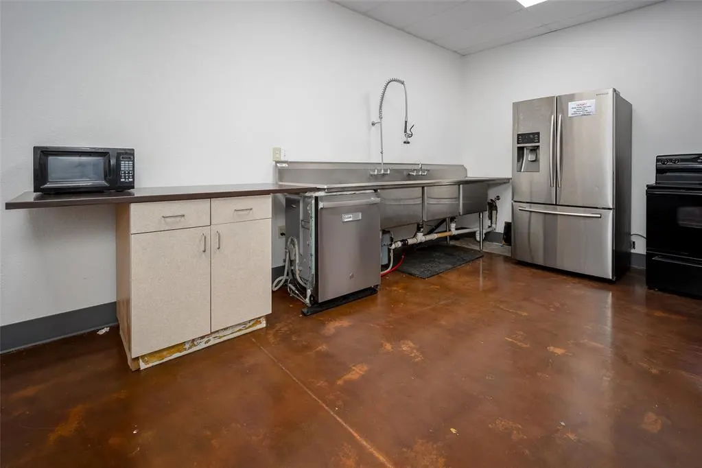 Photo 11 — 425 W Airport Road, Hinton, OK 73047