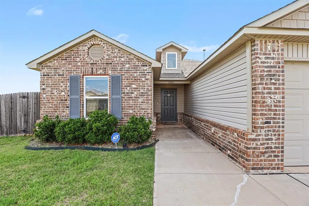 Photo 3 — 1901 Hannah Lane, Oklahoma City, OK 73127