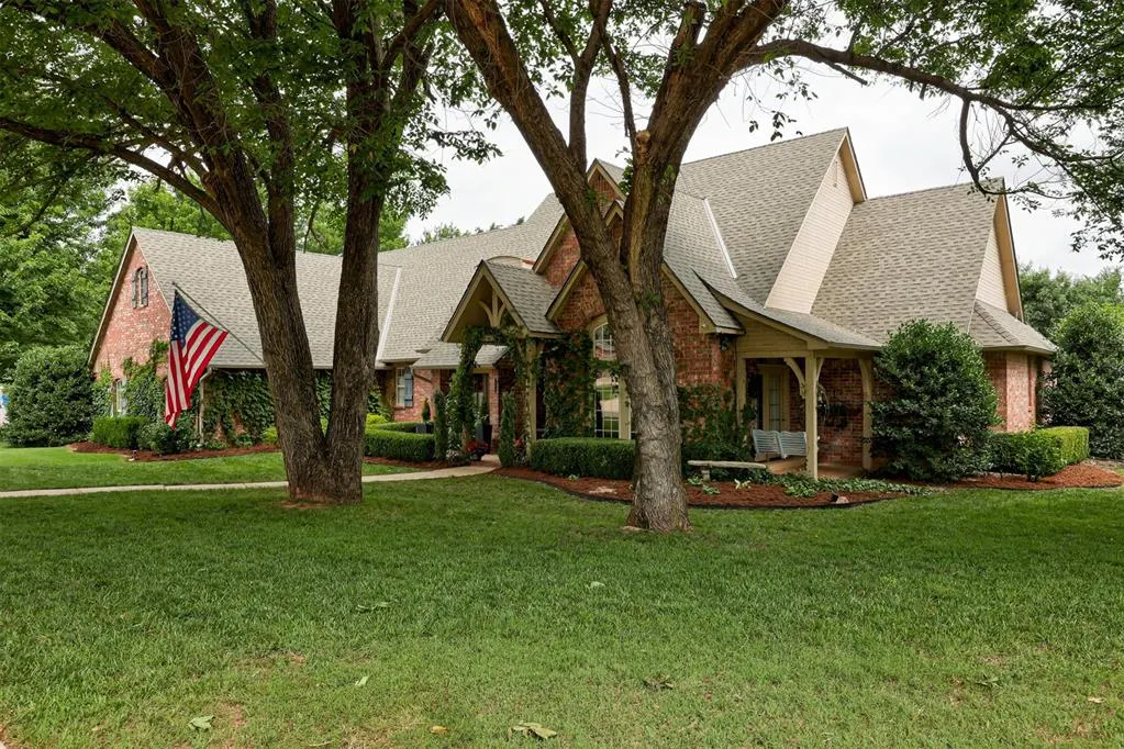 Photo 3 — 201 Hollowdale Circle, Edmond, OK 73003