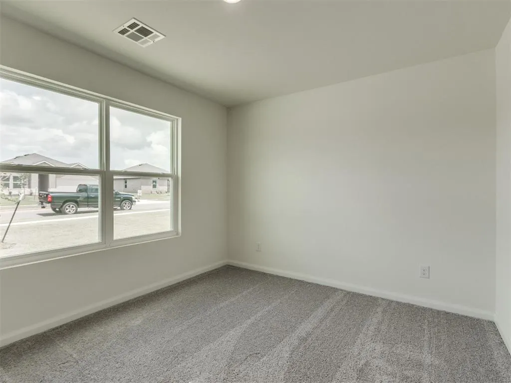 Photo 4 — 1208 E Stallion Lane, Mustang, OK 73064