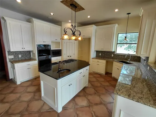 Photo 2 — 19615 Sportsman Road, Edmond, OK 73012