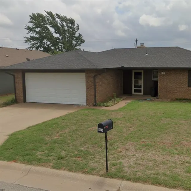Front exterior — 185 Circle Drive, Weatherford, OK 73096
