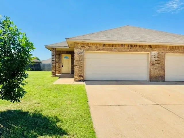 Photo 2 — 11823 SW 14th Street, Yukon, OK 73099