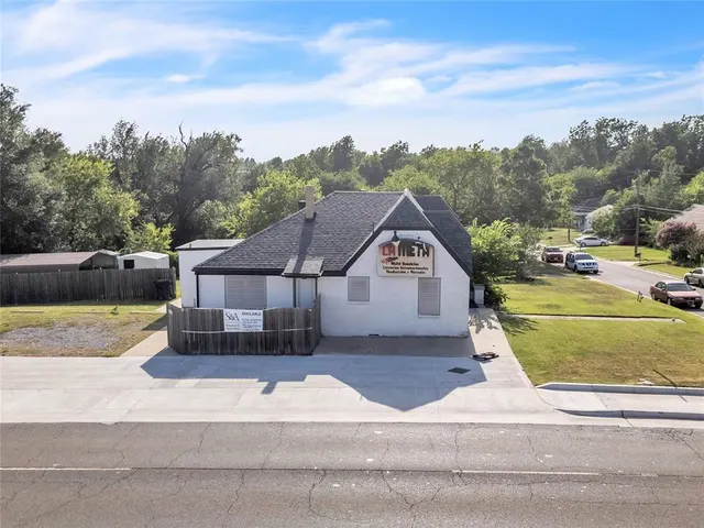 Photo 3 — 3700 Trellis Court, Oklahoma City, OK 73107
