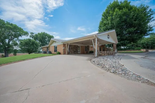 Photo 2 — 407 S Third Street, Binger, OK 73009