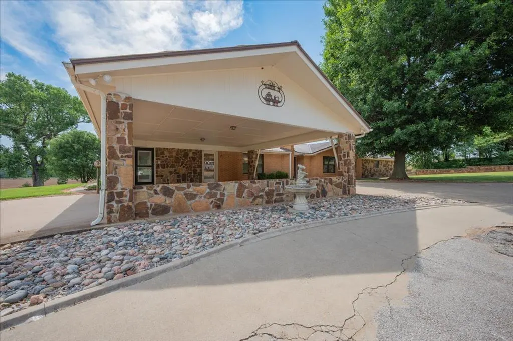 Photo 3 — 407 S Third Street, Binger, OK 73009