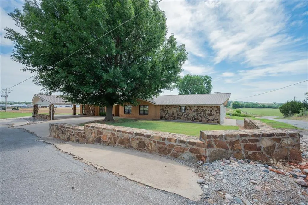 Photo 4 — 407 S Third Street, Binger, OK 73009
