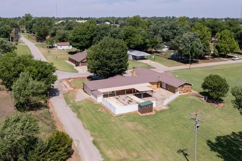 Photo 11 — 407 S Third Street, Binger, OK 73009