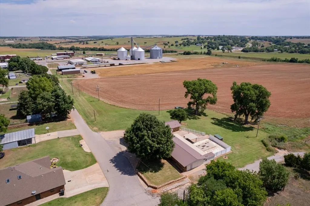 Photo 15 — 407 S Third Street, Binger, OK 73009