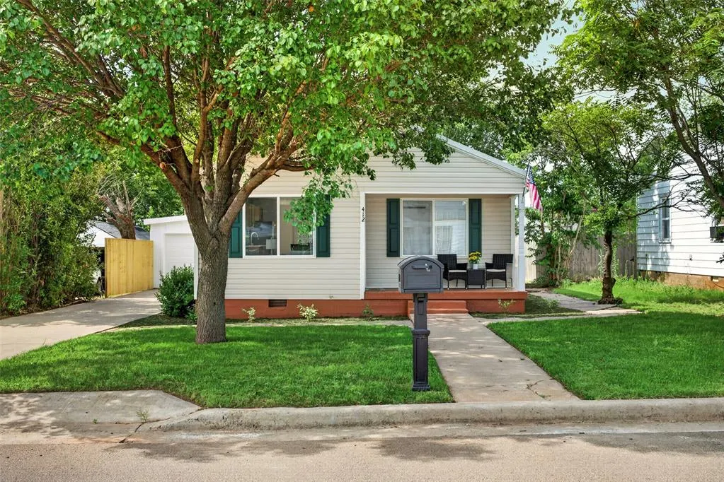 Photo 2 — 412 W 8th Street, Elk City, OK 73644