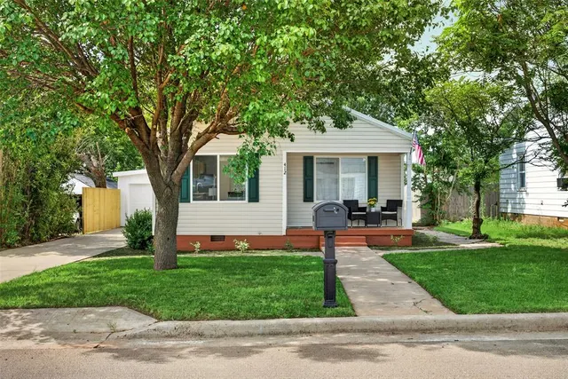 Photo 2 — 412 W 8th Street, Elk City, OK 73644