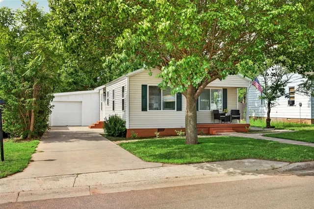 Photo 3 — 412 W 8th Street, Elk City, OK 73644