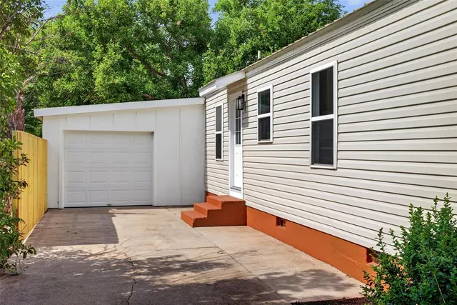 Photo 4 — 412 W 8th Street, Elk City, OK 73644