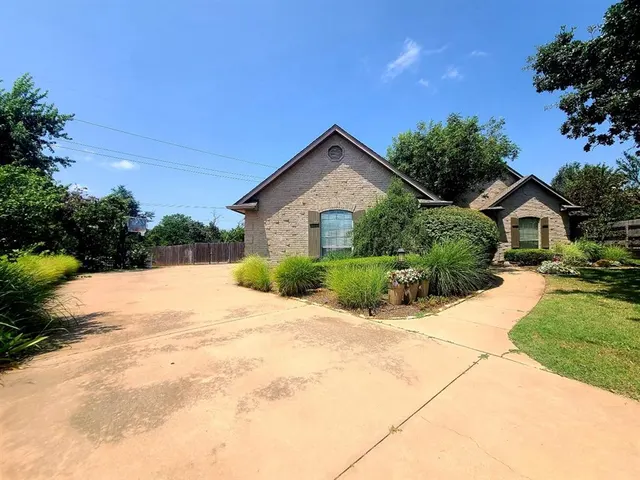 Photo 2 — 413 Hamptonridge Road, Edmond, OK 73034