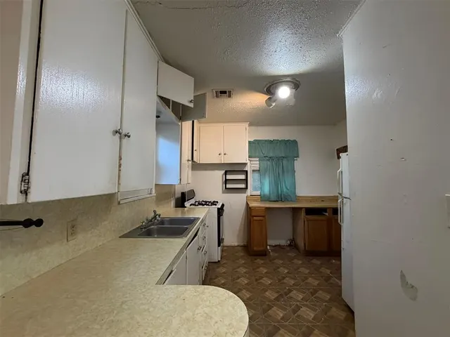 Photo 5 — 1518 Carlisle Court, Oklahoma City, OK 73120