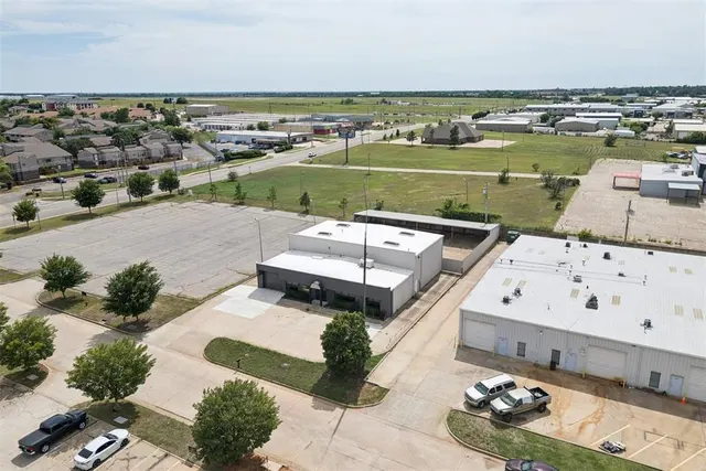 Photo 2 — 7925 N Wilshire Court, Oklahoma City, OK 73132