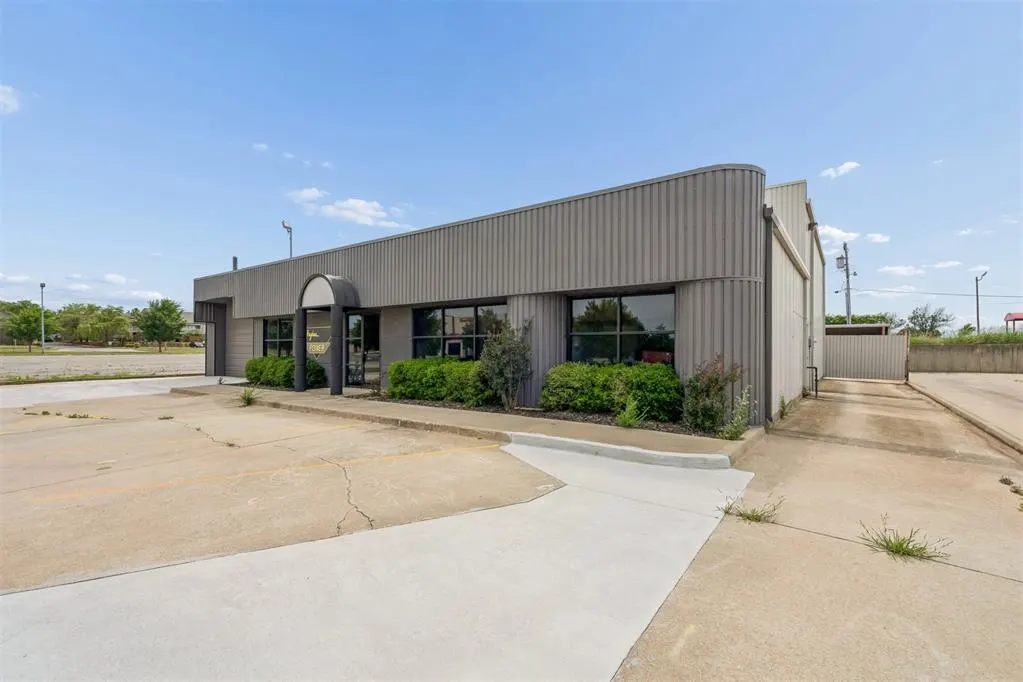 Photo 3 — 7925 N Wilshire Court, Oklahoma City, OK 73132