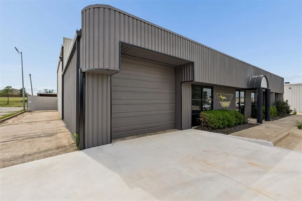 Photo 4 — 7925 N Wilshire Court, Oklahoma City, OK 73132