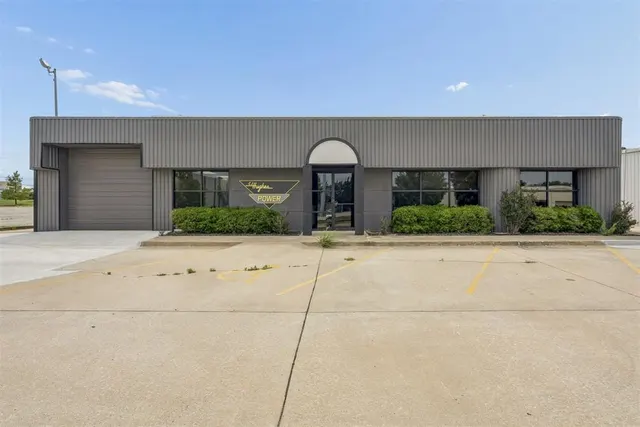 Photo 6 — 7925 N Wilshire Court, Oklahoma City, OK 73132
