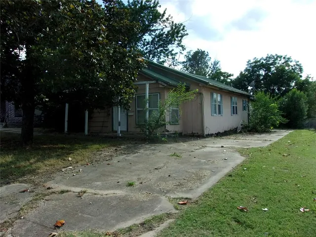 Front exterior — 1610 N Park Avenue, Shawnee, OK 74804