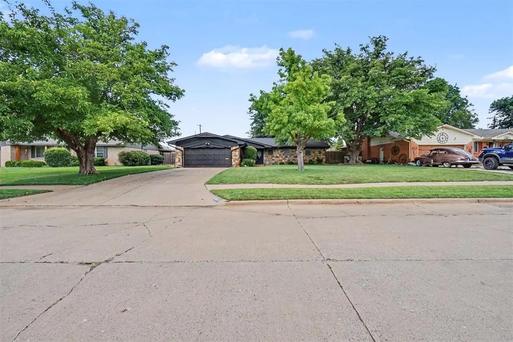Photo 2 — 301 S Cardinal Circle, Altus, OK 73521