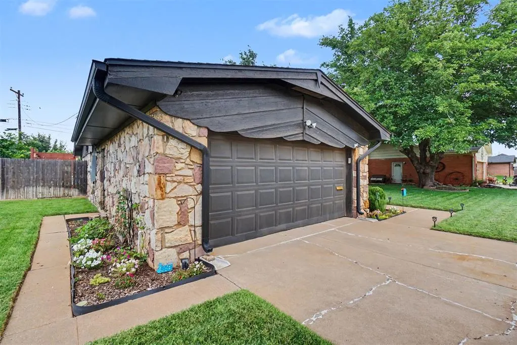Photo 4 — 301 S Cardinal Circle, Altus, OK 73521