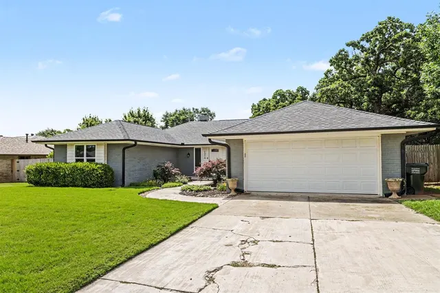 Photo 2 — 1316 Mockingbird Lane, Edmond, OK 73034
