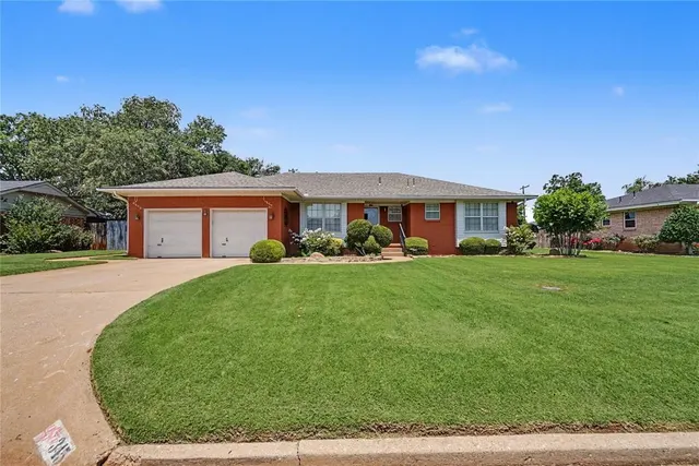 Front exterior — 345 Lakeside Drive, Altus, OK 73521