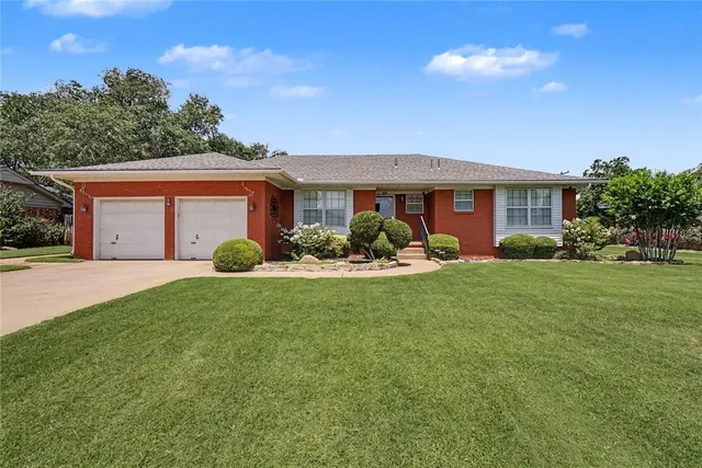 Photo 4 — 345 Lakeside Drive, Altus, OK 73521