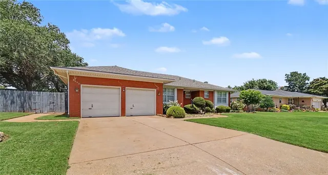 Photo 5 — 345 Lakeside Drive, Altus, OK 73521