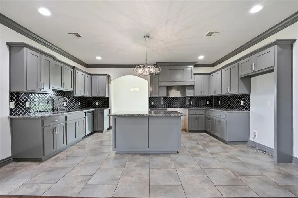 Photo 6 — 1405 Katelyn Court, Yukon, OK 73099