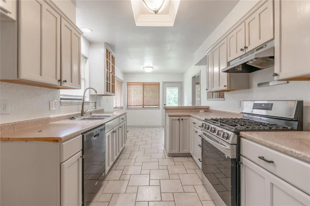 Photo 14 — 12521 Clarence Court, Oklahoma City, OK 73142