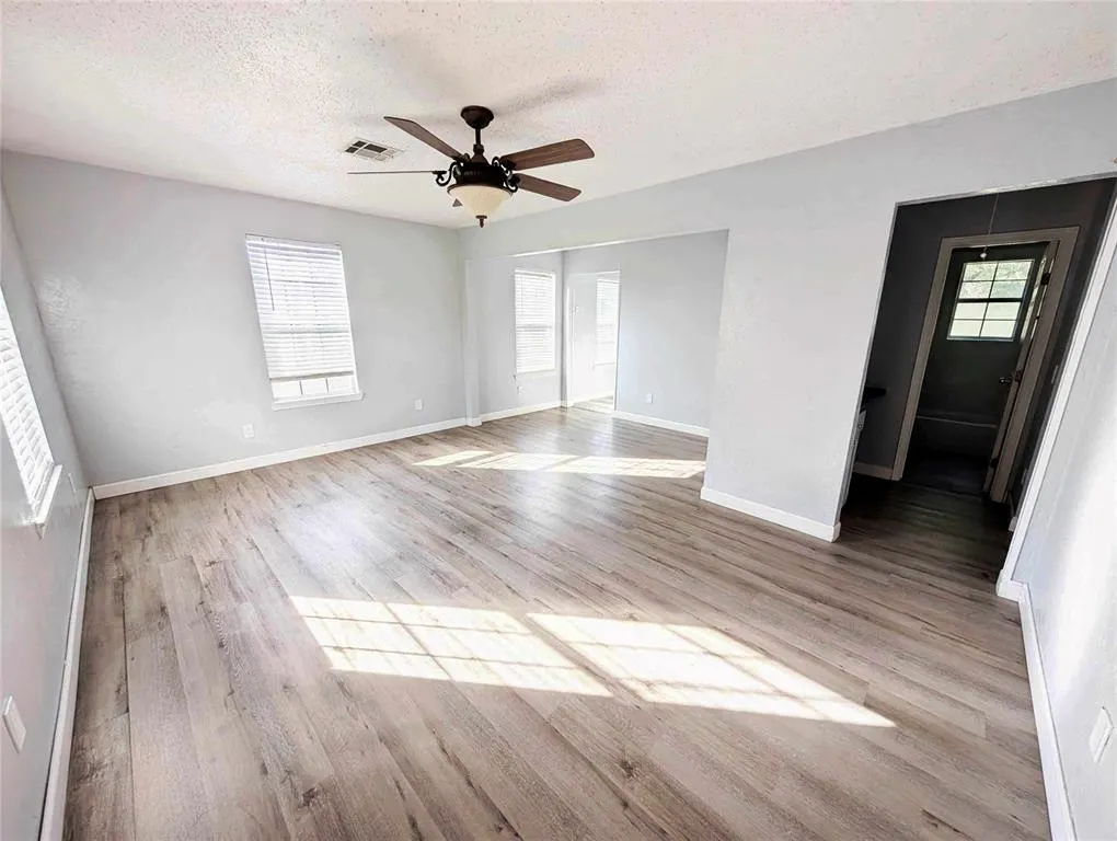 Photo 3 — 616 Lions Park Place, Midwest City, OK 73110