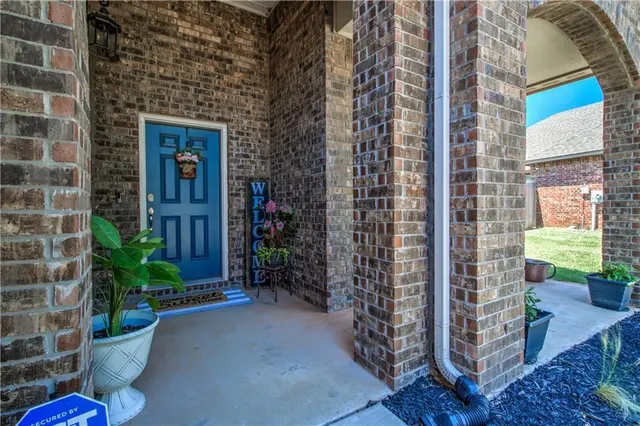 Photo 2 — 11008 SW 38th Circle, Mustang, OK 73064