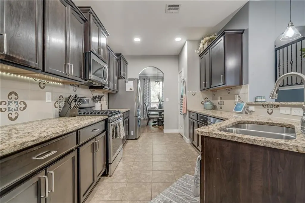 Photo 9 — 11008 SW 38th Circle, Mustang, OK 73064
