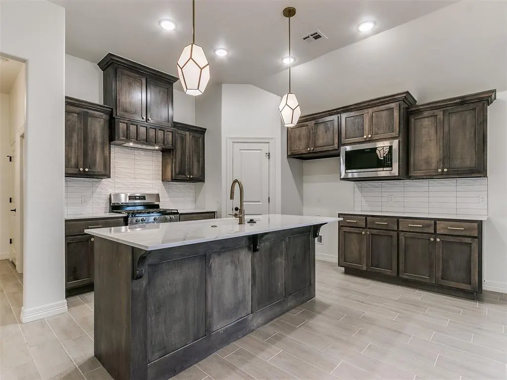 Photo 2 — 7717 Three Woods Lane, Yukon, OK 73099