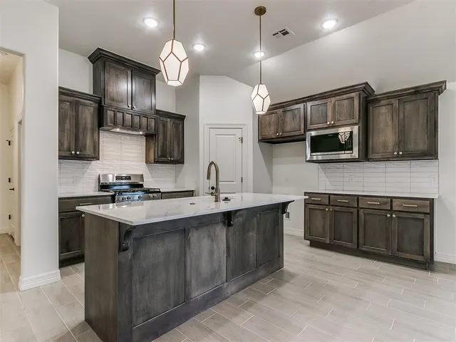 Photo 2 — 7717 Three Woods Lane, Yukon, OK 73099