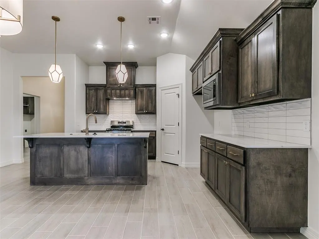 Photo 7 — 7717 Three Woods Lane, Yukon, OK 73099