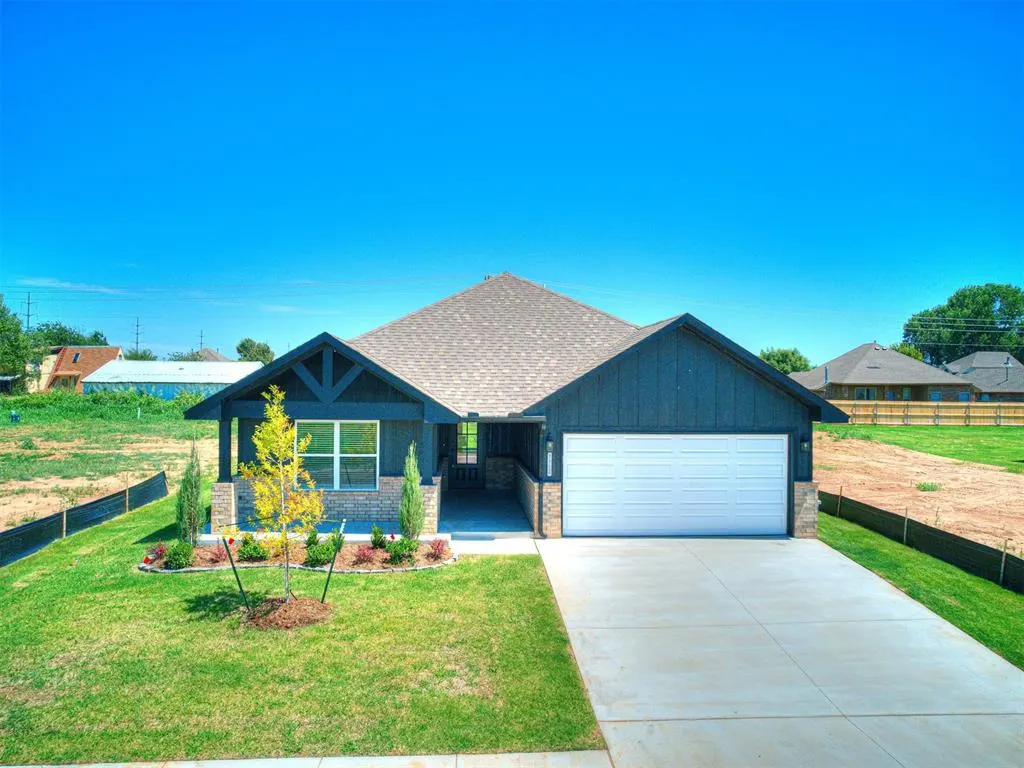 Front exterior — 7712 Three Woods Lane, Yukon, OK 73099